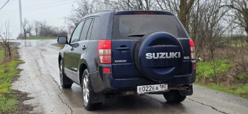 Suzuki grand vitara объём 2.4 бензин коробка mt 5ка год 2008 рестайлинг пробег 58.000 родной постоянный полный привод жесткой блокировкой межосевого дифференциала и понижающей передачей. капсула времени. покупался в автосалоне при украине. весь в родном окрасе. все остекление заводское. два ключа второй ключ в заводской упаковке не разу не вскрывался, два комплекта колес, лето на 20 тых новых дисках с новой резиной ! состояние новой машины. полный стеклопакет, электро зеркала. салон весь в чехлах одеты с момента покупки под ними состояние нового салона. передняя задняя туман ка, мульти руль, родная мультимедиа, одно зонный климат контроль, подогрев заднего стекла/боковых зеркал, подогрев передних сидений. ✅цена 2.050.000✅ ✅возможна продажа в кредит +79493637006. 📞 звоните: +7(949)3637006 - фотография - 7