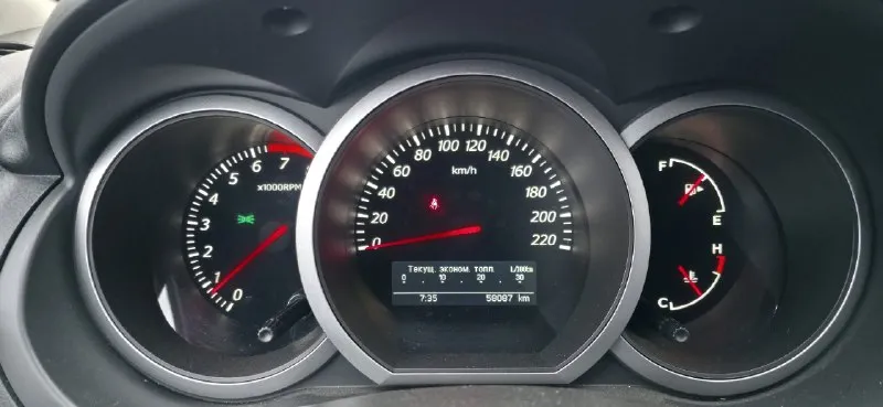 Suzuki grand vitara объём 2.4 бензин коробка mt 5ка год 2008 рестайлинг пробег 58.000 родной постоянный полный привод жесткой блокировкой межосевого дифференциала и понижающей передачей. капсула времени. покупался в автосалоне при украине. весь в родном окрасе. все остекление заводское. два ключа второй ключ в заводской упаковке не разу не вскрывался, два комплекта колес, лето на 20 тых новых дисках с новой резиной ! состояние новой машины. полный стеклопакет, электро зеркала. салон весь в чехлах одеты с момента покупки под ними состояние нового салона. передняя задняя туман ка, мульти руль, родная мультимедиа, одно зонный климат контроль, подогрев заднего стекла/боковых зеркал, подогрев передних сидений. ✅цена 2.050.000✅ ✅возможна продажа в кредит +79493637006. 📞 звоните: +7(949)3637006 - фотография - 8