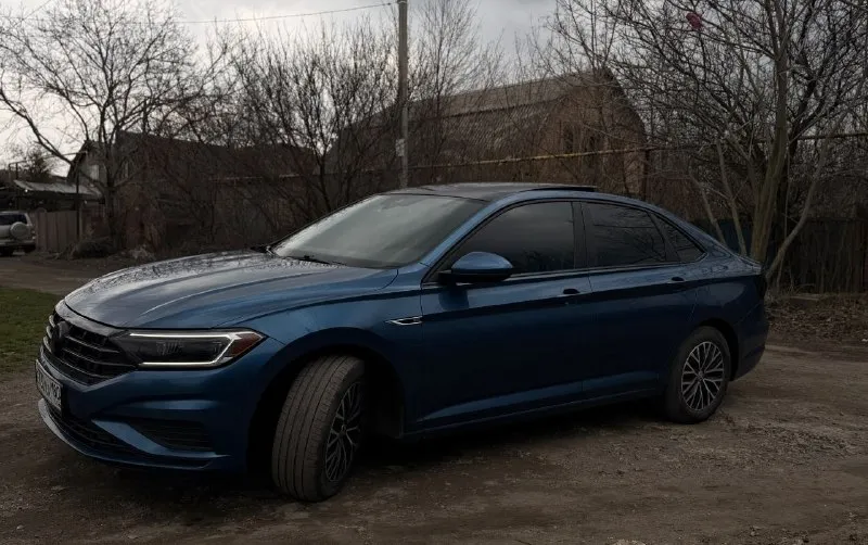 Продам jetta sel 2019 год цена : 1.820 ￼ + торг г. донецк +79494191770 салон в отличном состоянии, по технике без каких либо нареканий. хорошая комплектация! -led передние и задние фары -бесключевой доступ -датчик дождя и света -круиз контроль -2-х зонный климат контроль -подогрев сидений -датчики давления в шинах -контурная подсветка салона с возможностью выбора цвета 📞 звоните: +7(949)4191770 - фотография - 2