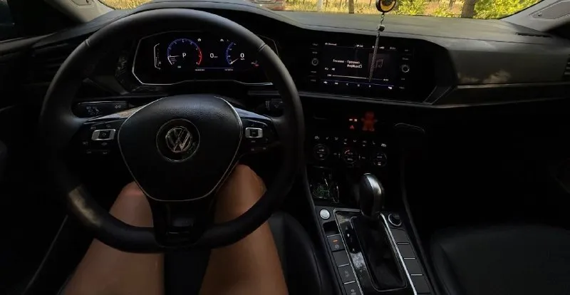 Продам jetta sel 2019 год цена : 1.820 ￼ + торг г. донецк +79494191770 салон в отличном состоянии, по технике без каких либо нареканий. хорошая комплектация! -led передние и задние фары -бесключевой доступ -датчик дождя и света -круиз контроль -2-х зонный климат контроль -подогрев сидений -датчики давления в шинах -контурная подсветка салона с возможностью выбора цвета 📞 звоните: +7(949)4191770 - фотография - 7