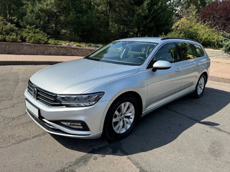 Vw passat variant 1,6 tdi. год выпуска: 2020. пробег: 103 000км. мощность: 120 л. с. стоимость: 2 080 000₽. цена снижена на короткий период времени! автомобиль для тех, кто понимает разницу между грузией и германией. куплен у официального дилера в штутгарте. машина в абcолютно идeальнoм cостоянии нового aвтомобиля. ни один фрагмeнт кузова не перeкpашивался. автомобиль находится в донецке. комплектация: 7-ст. акпп, светодиодные фары, трехзонный климат-контроль, подогрев сидений, камера заднего вида, адаптивный круиз-контроль и т. д. обслуживание исключительно у официального дилера. имеется вся история. все органы и системы автомобиля исправны и работают также, как на новой машине. просторный, комфортный и очень экономичный автомобиль для всей семьи. тел. : +7 949 484 29 53. 📞 🇷🇺 звоните: +79494842953 - фотография - 1