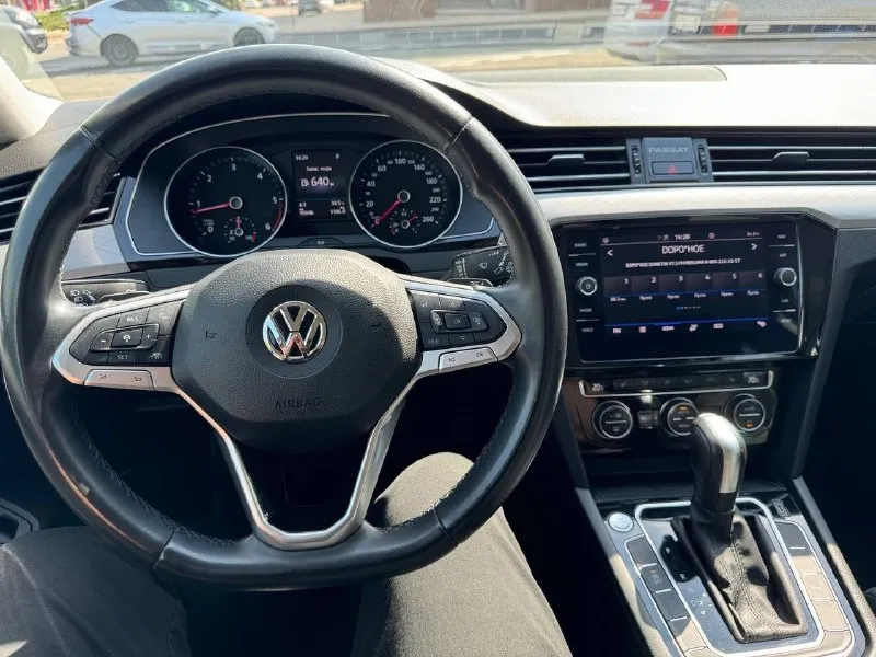 Vw passat variant 1,6 tdi. год выпуска: 2020. пробег: 103 000км. мощность: 120 л. с. стоимость: 2 080 000₽. цена снижена на короткий период времени! автомобиль для тех, кто понимает разницу между грузией и германией. куплен у официального дилера в штутгарте. машина в абcолютно идeальнoм cостоянии нового aвтомобиля. ни один фрагмeнт кузова не перeкpашивался. автомобиль находится в донецке. комплектация: 7-ст. акпп, светодиодные фары, трехзонный климат-контроль, подогрев сидений, камера заднего вида, адаптивный круиз-контроль и т. д. обслуживание исключительно у официального дилера. имеется вся история. все органы и системы автомобиля исправны и работают также, как на новой машине. просторный, комфортный и очень экономичный автомобиль для всей семьи. тел. : +7 949 484 29 53. 📞 🇷🇺 звоните: +79494842953 - фотография - 10
