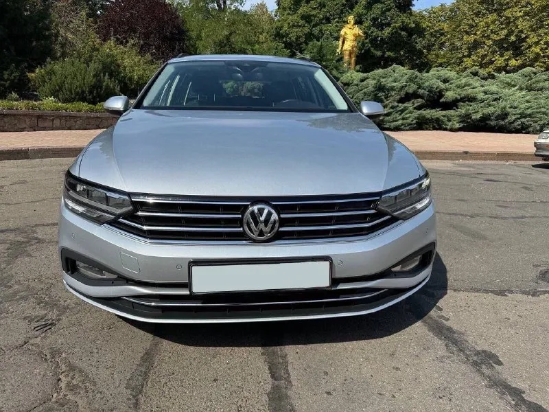 Vw passat variant 1,6 tdi. год выпуска: 2020. пробег: 103 000км. мощность: 120 л. с. стоимость: 2 080 000₽. цена снижена на короткий период времени! автомобиль для тех, кто понимает разницу между грузией и германией. куплен у официального дилера в штутгарте. машина в абcолютно идeальнoм cостоянии нового aвтомобиля. ни один фрагмeнт кузова не перeкpашивался. автомобиль находится в донецке. комплектация: 7-ст. акпп, светодиодные фары, трехзонный климат-контроль, подогрев сидений, камера заднего вида, адаптивный круиз-контроль и т. д. обслуживание исключительно у официального дилера. имеется вся история. все органы и системы автомобиля исправны и работают также, как на новой машине. просторный, комфортный и очень экономичный автомобиль для всей семьи. тел. : +7 949 484 29 53. 📞 🇷🇺 звоните: +79494842953 - фотография - 2