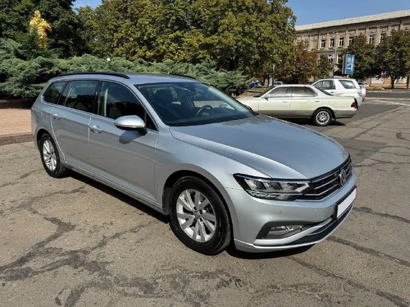 Vw passat variant 1,6 tdi. год выпуска: 2020. пробег: 103 000км. мощность: 120 л. с. стоимость: 2 080 000₽. цена снижена на короткий период времени! автомобиль для тех, кто понимает разницу между грузией и германией. куплен у официального дилера в штутгарте. машина в абcолютно идeальнoм cостоянии нового aвтомобиля. ни один фрагмeнт кузова не перeкpашивался. автомобиль находится в донецке. комплектация: 7-ст. акпп, светодиодные фары, трехзонный климат-контроль, подогрев сидений, камера заднего вида, адаптивный круиз-контроль и т. д. обслуживание исключительно у официального дилера. имеется вся история. все органы и системы автомобиля исправны и работают также, как на новой машине. просторный, комфортный и очень экономичный автомобиль для всей семьи. тел. : +7 949 484 29 53. 📞 🇷🇺 звоните: +79494842953 - фотография - 3