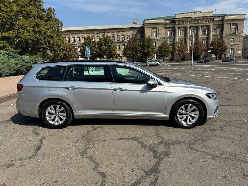 Vw passat variant 1,6 tdi. год выпуска: 2020. пробег: 103 000км. мощность: 120 л. с. стоимость: 2 080 000₽. цена снижена на короткий период времени! автомобиль для тех, кто понимает разницу между грузией и германией. куплен у официального дилера в штутгарте. машина в абcолютно идeальнoм cостоянии нового aвтомобиля. ни один фрагмeнт кузова не перeкpашивался. автомобиль находится в донецке. комплектация: 7-ст. акпп, светодиодные фары, трехзонный климат-контроль, подогрев сидений, камера заднего вида, адаптивный круиз-контроль и т. д. обслуживание исключительно у официального дилера. имеется вся история. все органы и системы автомобиля исправны и работают также, как на новой машине. просторный, комфортный и очень экономичный автомобиль для всей семьи. тел. : +7 949 484 29 53. 📞 🇷🇺 звоните: +79494842953 - фотография - 4