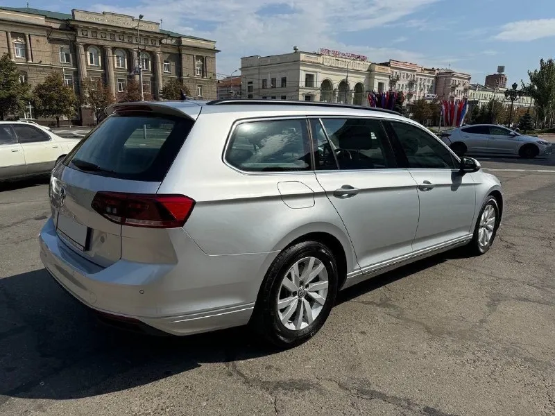 Vw passat variant 1,6 tdi. год выпуска: 2020. пробег: 103 000км. мощность: 120 л. с. стоимость: 2 080 000₽. цена снижена на короткий период времени! автомобиль для тех, кто понимает разницу между грузией и германией. куплен у официального дилера в штутгарте. машина в абcолютно идeальнoм cостоянии нового aвтомобиля. ни один фрагмeнт кузова не перeкpашивался. автомобиль находится в донецке. комплектация: 7-ст. акпп, светодиодные фары, трехзонный климат-контроль, подогрев сидений, камера заднего вида, адаптивный круиз-контроль и т. д. обслуживание исключительно у официального дилера. имеется вся история. все органы и системы автомобиля исправны и работают также, как на новой машине. просторный, комфортный и очень экономичный автомобиль для всей семьи. тел. : +7 949 484 29 53. 📞 🇷🇺 звоните: +79494842953 - фотография - 5