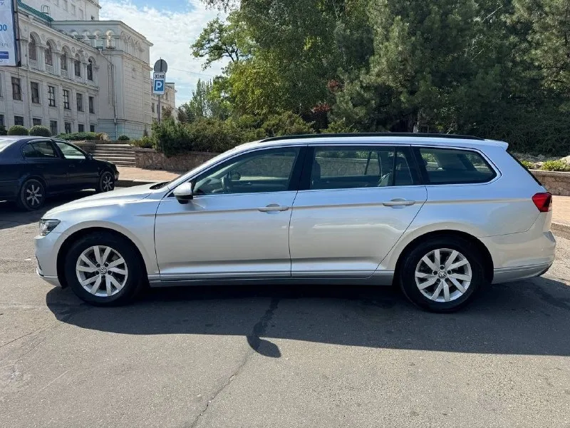 Vw passat variant 1,6 tdi. год выпуска: 2020. пробег: 103 000км. мощность: 120 л. с. стоимость: 2 080 000₽. цена снижена на короткий период времени! автомобиль для тех, кто понимает разницу между грузией и германией. куплен у официального дилера в штутгарте. машина в абcолютно идeальнoм cостоянии нового aвтомобиля. ни один фрагмeнт кузова не перeкpашивался. автомобиль находится в донецке. комплектация: 7-ст. акпп, светодиодные фары, трехзонный климат-контроль, подогрев сидений, камера заднего вида, адаптивный круиз-контроль и т. д. обслуживание исключительно у официального дилера. имеется вся история. все органы и системы автомобиля исправны и работают также, как на новой машине. просторный, комфортный и очень экономичный автомобиль для всей семьи. тел. : +7 949 484 29 53. 📞 🇷🇺 звоните: +79494842953 - фотография - 7
