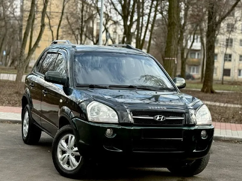 Hyundai tucson 2008 рестайлинг двигатель 2.0 бензин коробка механика родной пробег 259000 2 владельца автомобиль в хорошем состоянии, двигатель работает идеально, по ходовой ничего не стучит, салон чист цел и ухожен, кузов без ржавчины и гнили хорошая комплектация:климат, все стеклоподъемники, эл зеркала, подогрев сидений, датчик дождя, датчик света, подогрев заднего и лобового стекла, подушки безопасности, abs esp, магнитола с bluetooth aux и еще много чего цена 850000 возможен торг +79495035504 📞 звоните: +7(949)5035504 - фотография - 1