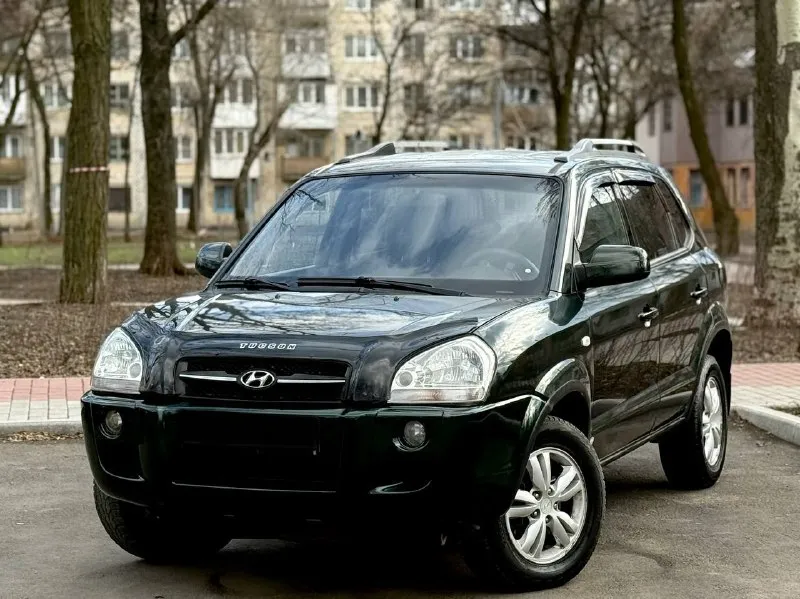 Hyundai tucson 2008 рестайлинг двигатель 2.0 бензин коробка механика родной пробег 259000 2 владельца автомобиль в хорошем состоянии, двигатель работает идеально, по ходовой ничего не стучит, салон чист цел и ухожен, кузов без ржавчины и гнили хорошая комплектация:климат, все стеклоподъемники, эл зеркала, подогрев сидений, датчик дождя, датчик света, подогрев заднего и лобового стекла, подушки безопасности, abs esp, магнитола с bluetooth aux и еще много чего цена 850000 возможен торг +79495035504 📞 звоните: +7(949)5035504 - фотография - 2