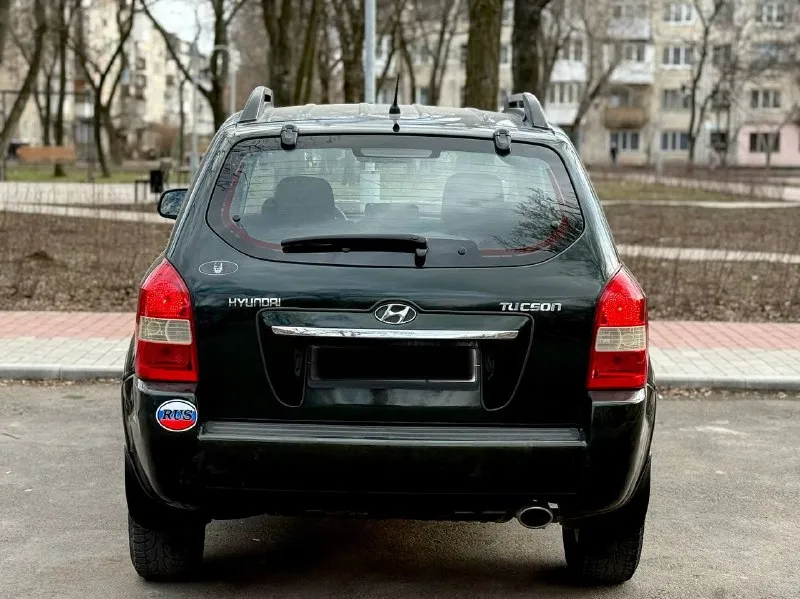 Hyundai tucson 2008 рестайлинг двигатель 2.0 бензин коробка механика родной пробег 259000 2 владельца автомобиль в хорошем состоянии, двигатель работает идеально, по ходовой ничего не стучит, салон чист цел и ухожен, кузов без ржавчины и гнили хорошая комплектация:климат, все стеклоподъемники, эл зеркала, подогрев сидений, датчик дождя, датчик света, подогрев заднего и лобового стекла, подушки безопасности, abs esp, магнитола с bluetooth aux и еще много чего цена 850000 возможен торг +79495035504 📞 звоните: +7(949)5035504 - фотография - 4