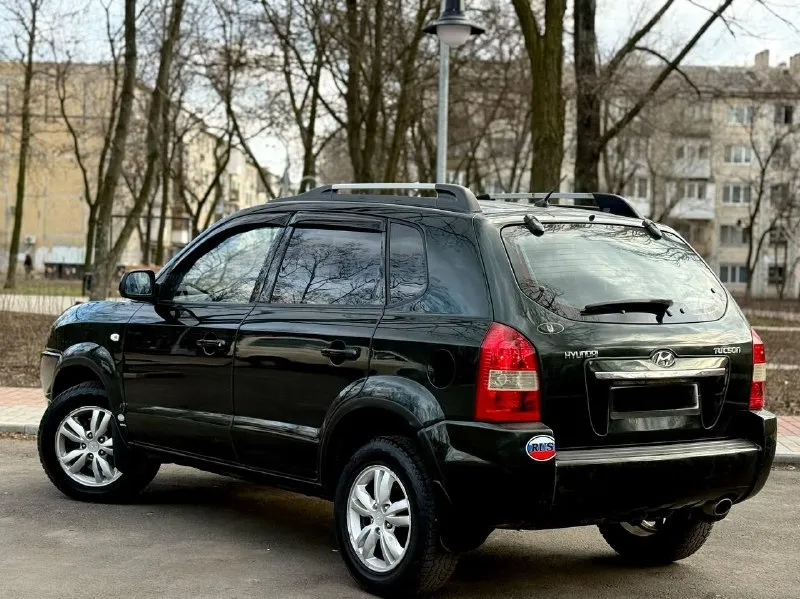 Hyundai tucson 2008 рестайлинг двигатель 2.0 бензин коробка механика родной пробег 259000 2 владельца автомобиль в хорошем состоянии, двигатель работает идеально, по ходовой ничего не стучит, салон чист цел и ухожен, кузов без ржавчины и гнили хорошая комплектация:климат, все стеклоподъемники, эл зеркала, подогрев сидений, датчик дождя, датчик света, подогрев заднего и лобового стекла, подушки безопасности, abs esp, магнитола с bluetooth aux и еще много чего цена 850000 возможен торг +79495035504 📞 звоните: +7(949)5035504 - фотография - 5