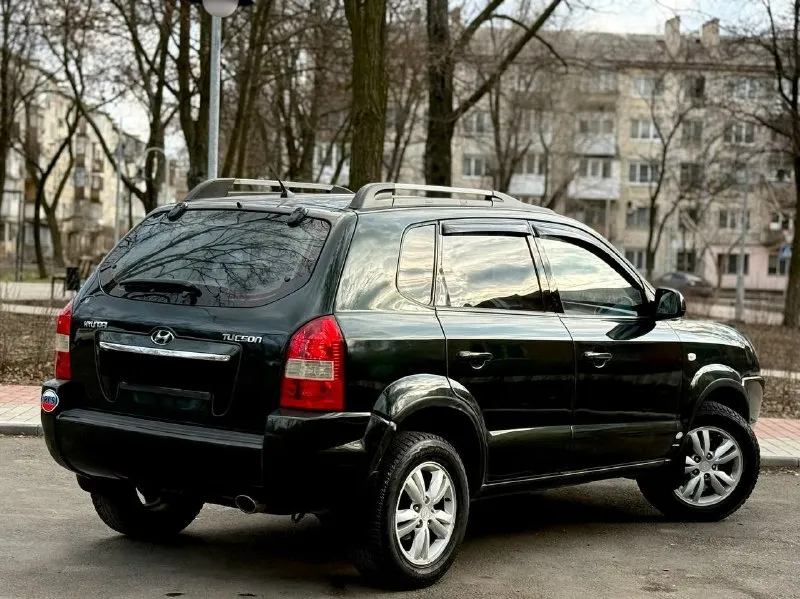 Hyundai tucson 2008 рестайлинг двигатель 2.0 бензин коробка механика родной пробег 259000 2 владельца автомобиль в хорошем состоянии, двигатель работает идеально, по ходовой ничего не стучит, салон чист цел и ухожен, кузов без ржавчины и гнили хорошая комплектация:климат, все стеклоподъемники, эл зеркала, подогрев сидений, датчик дождя, датчик света, подогрев заднего и лобового стекла, подушки безопасности, abs esp, магнитола с bluetooth aux и еще много чего цена 850000 возможен торг +79495035504 📞 звоните: +7(949)5035504 - фотография - 6