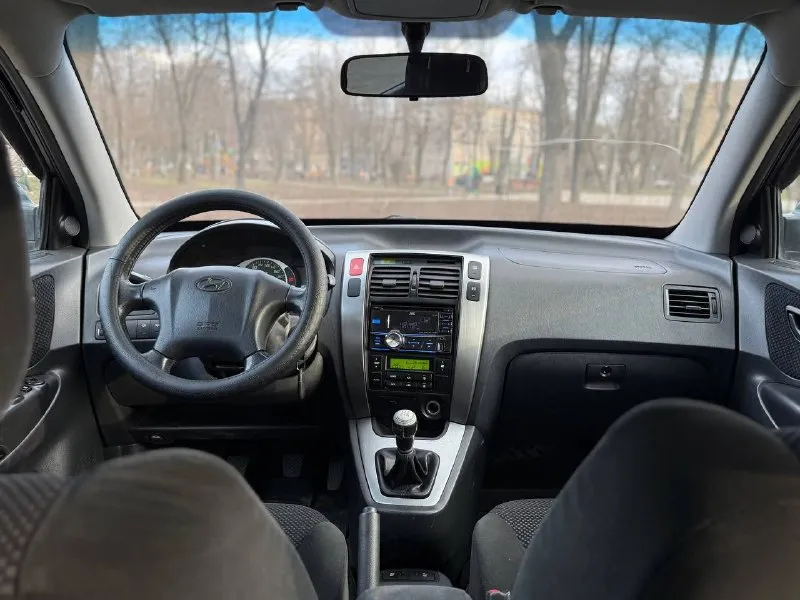 Hyundai tucson 2008 рестайлинг двигатель 2.0 бензин коробка механика родной пробег 259000 2 владельца автомобиль в хорошем состоянии, двигатель работает идеально, по ходовой ничего не стучит, салон чист цел и ухожен, кузов без ржавчины и гнили хорошая комплектация:климат, все стеклоподъемники, эл зеркала, подогрев сидений, датчик дождя, датчик света, подогрев заднего и лобового стекла, подушки безопасности, abs esp, магнитола с bluetooth aux и еще много чего цена 850000 возможен торг +79495035504 📞 звоните: +7(949)5035504 - фотография - 7