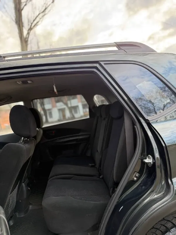 Hyundai tucson 2008 рестайлинг двигатель 2.0 бензин коробка механика родной пробег 259000 2 владельца автомобиль в хорошем состоянии, двигатель работает идеально, по ходовой ничего не стучит, салон чист цел и ухожен, кузов без ржавчины и гнили хорошая комплектация:климат, все стеклоподъемники, эл зеркала, подогрев сидений, датчик дождя, датчик света, подогрев заднего и лобового стекла, подушки безопасности, abs esp, магнитола с bluetooth aux и еще много чего цена 850000 возможен торг +79495035504 📞 звоните: +7(949)5035504 - фотография - 9