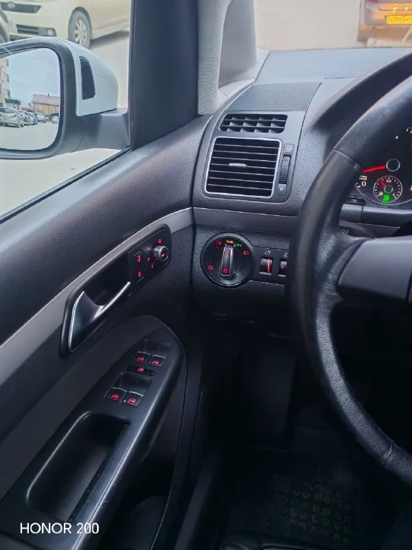 Продам volkswagen touran ecoful 2011год пробег 262тыс. км поменянна цепь грм, турбина, сцепление всё оригинал. по ходовой всё менялось вовремя. двс масло не жрёт. птс оригинал, я второй собственник. заправка 800руб хватает на 500-550км потрасе. цена 900 тыс. руб без торга г. горловка +79182276410 - фотография - 6