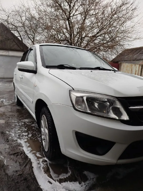 Продам ваз гранта лифтбек 2018г. от хозяина. 1.6 106 л. с., коробка механика 5-ступка, пробег 170т. в такси, каршеринге или ещё где не была, я 3-й владелец. комплектация с кондиционером, абс, стекло подъемники, электроусилитель руля, подогрев передних сидений. стоит сигнализация с обратной связью и автозапуском. по кузову и салону авто в отличном состоянии! лкп в прекрасном состоянии! дно, пороги, стаканы в идеальном состоянии! машина вся прошумлена! по ходовой ничего делать не нужно! исправен, работает как часы, аккумулятор новый! осмотр город краснодон. +79591150527 цена 615000 рублей, торг уместен. 📞 звоните: +7(959)1150527 - фотография - 4
