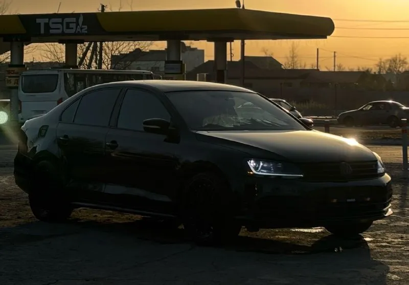 Продам volkswagen jetta 2018 140.000 км автомат классический aisin 1.4 t (stage 2, около 250 л. с.) автомобиль обслужен, я собственник стоят красивые 18-е диски, состояние без вложений. хорошая комплектация: люк, бесключевой, кожаный салон. из доработок: stage 2, регулируемый выхлоп, давн пайпы. хорошая музыка, сабвуфер. авто очень красиво смотрится, нужно смотреть в живую, дорогу держит отлично. обращаться по номеру телефона +79154047425 +79494330000 +79493485992 цена: 1.550.000 - фотография - 1