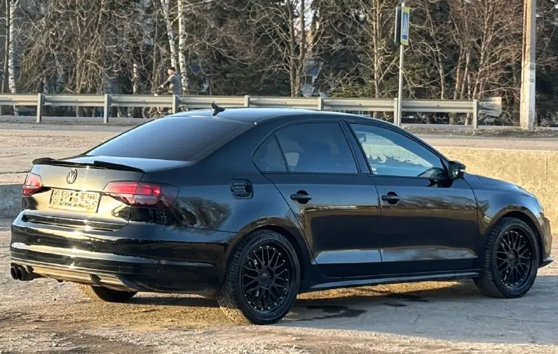 Продам volkswagen jetta 2018 140.000 км автомат классический aisin 1.4 t (stage 2, около 250 л. с.) автомобиль обслужен, я собственник стоят красивые 18-е диски, состояние без вложений. хорошая комплектация: люк, бесключевой, кожаный салон. из доработок: stage 2, регулируемый выхлоп, давн пайпы. хорошая музыка, сабвуфер. авто очень красиво смотрится, нужно смотреть в живую, дорогу держит отлично. обращаться по номеру телефона +79154047425 +79494330000 +79493485992 цена: 1.550.000 - фотография - 2