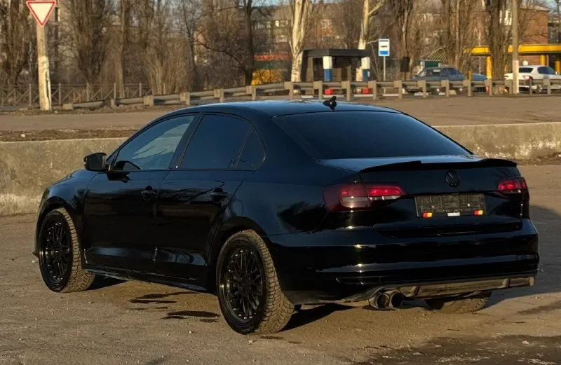 Продам volkswagen jetta 2018 140.000 км автомат классический aisin 1.4 t (stage 2, около 250 л. с.) автомобиль обслужен, я собственник стоят красивые 18-е диски, состояние без вложений. хорошая комплектация: люк, бесключевой, кожаный салон. из доработок: stage 2, регулируемый выхлоп, давн пайпы. хорошая музыка, сабвуфер. авто очень красиво смотрится, нужно смотреть в живую, дорогу держит отлично. обращаться по номеру телефона +79154047425 +79494330000 +79493485992 цена: 1.550.000 - фотография - 3