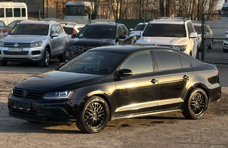 Продам volkswagen jetta 2018 140.000 км автомат классический aisin 1.4 t (stage 2, около 250 л. с.) автомобиль обслужен, я собственник стоят красивые 18-е диски, состояние без вложений. хорошая комплектация: люк, бесключевой, кожаный салон. из доработок: stage 2, регулируемый выхлоп, давн пайпы. хорошая музыка, сабвуфер. авто очень красиво смотрится, нужно смотреть в живую, дорогу держит отлично. обращаться по номеру телефона +79154047425 +79494330000 +79493485992 цена: 1.550.000 - фотография - 4