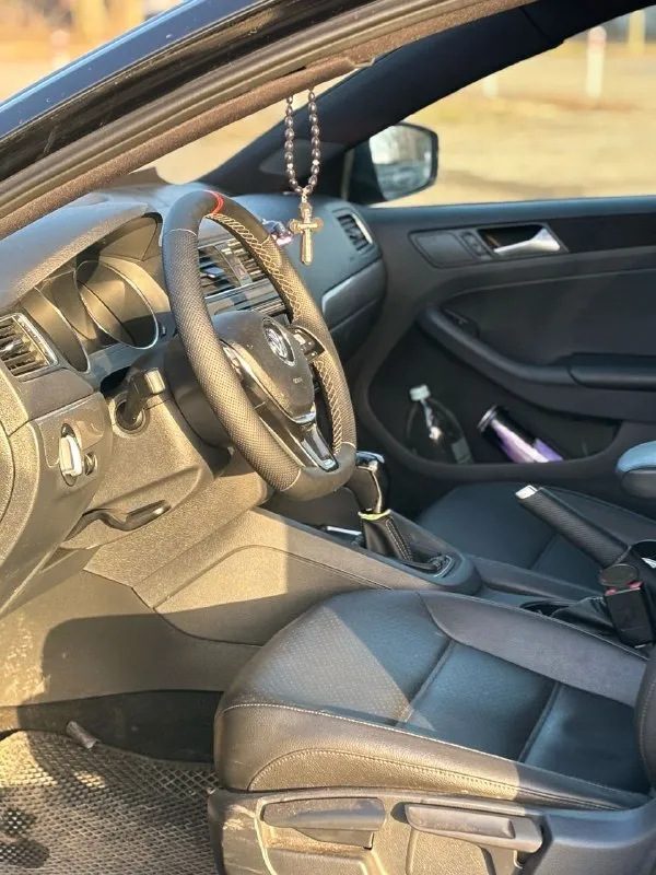 Продам volkswagen jetta 2018 140.000 км автомат классический aisin 1.4 t (stage 2, около 250 л. с.) автомобиль обслужен, я собственник стоят красивые 18-е диски, состояние без вложений. хорошая комплектация: люк, бесключевой, кожаный салон. из доработок: stage 2, регулируемый выхлоп, давн пайпы. хорошая музыка, сабвуфер. авто очень красиво смотрится, нужно смотреть в живую, дорогу держит отлично. обращаться по номеру телефона +79154047425 +79494330000 +79493485992 цена: 1.550.000 - фотография - 5