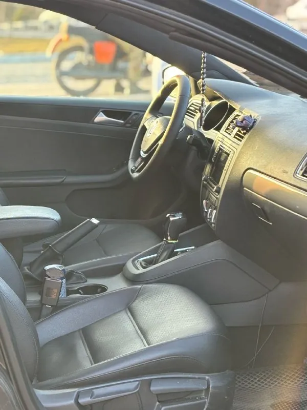 Продам volkswagen jetta 2018 140.000 км автомат классический aisin 1.4 t (stage 2, около 250 л. с.) автомобиль обслужен, я собственник стоят красивые 18-е диски, состояние без вложений. хорошая комплектация: люк, бесключевой, кожаный салон. из доработок: stage 2, регулируемый выхлоп, давн пайпы. хорошая музыка, сабвуфер. авто очень красиво смотрится, нужно смотреть в живую, дорогу держит отлично. обращаться по номеру телефона +79154047425 +79494330000 +79493485992 цена: 1.550.000 - фотография - 7