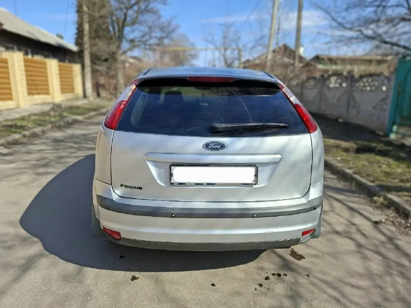 Ford focus 2 2006 года. объём 1.8; 125л/с. в хорошем состоянии, никаких вложений не требуется. по технике всё на отлично, на богатой комплектации (chia) с круизом и с двухзонным климатом, abs, esp, электро-зеркала. с подогревом сидений, заднего стекла, боковых зеркал, лобового, мультируль, парктроники. под чехлами велюровый салон, летний комплект на оригинальном литье, зеркало заднего вида с автозатемнением. штатная магнитола, встроенный блютуз. цена – 565,000₽, торг уместен. номер: +7 949 362-84-55 +7 949 594-05-44 📞 звоните: +7(949)3628455 - фотография - 3