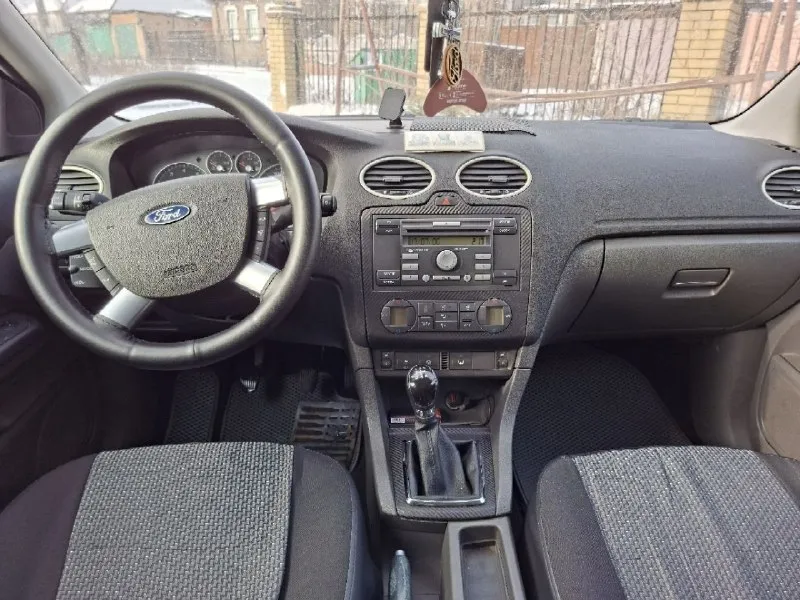 Ford focus 2 2006 года. объём 1.8; 125л/с. в хорошем состоянии, никаких вложений не требуется. по технике всё на отлично, на богатой комплектации (chia) с круизом и с двухзонным климатом, abs, esp, электро-зеркала. с подогревом сидений, заднего стекла, боковых зеркал, лобового, мультируль, парктроники. под чехлами велюровый салон, летний комплект на оригинальном литье, зеркало заднего вида с автозатемнением. штатная магнитола, встроенный блютуз. цена – 565,000₽, торг уместен. номер: +7 949 362-84-55 +7 949 594-05-44 📞 звоните: +7(949)3628455 - фотография - 7