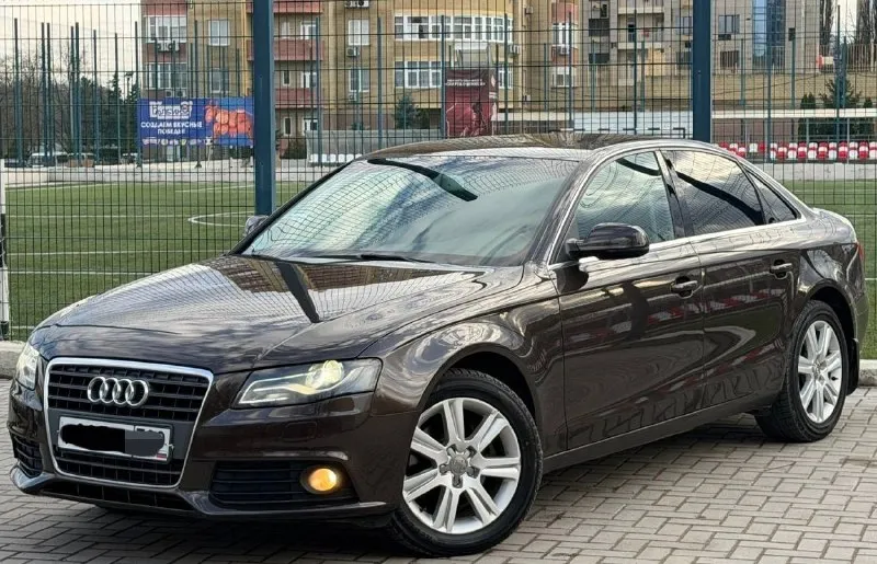 Продам audi a4 b8, 2012 года выпуска, объем двигателя 1.8 tfsi 160 л. с, автомат, родной пробег 195.000, комфортный, надежный седан. авто в идеальном состоянии как внешне так и технически, технически не требует вложений от слова совсем, авто полностью обслужен, двигатель работает тихо и ровно, без каких либо посторонних звуков, по ходовой части нечего не стучит, не гремит, электрика полностью вся в рабочем состоянии, работает каждая кнопка! кузов в идеале без нюансов, салон комбинированный, чистый опрятный, не прокуренный не затерт комплектация: бесключевой доступ, запуск двигателя старт стоп, парктроники с переди и зади, электро ручник, avto hold, датчик дождя и света, подогрев сидений, подогрев зеркал, подогрев переднего и заднего стекла, климат контроль 3-зонный, адаптивный свет, авто свет, омыватель фар, премиальная музыка, бортовой компьютер, и многое другое для комфортного вождения. по документам любой вид оформления. цена 1240.000 +79496935850 +79495644736 - фотография - 1
