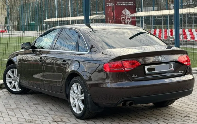 Продам audi a4 b8, 2012 года выпуска, объем двигателя 1.8 tfsi 160 л. с, автомат, родной пробег 195.000, комфортный, надежный седан. авто в идеальном состоянии как внешне так и технически, технически не требует вложений от слова совсем, авто полностью обслужен, двигатель работает тихо и ровно, без каких либо посторонних звуков, по ходовой части нечего не стучит, не гремит, электрика полностью вся в рабочем состоянии, работает каждая кнопка! кузов в идеале без нюансов, салон комбинированный, чистый опрятный, не прокуренный не затерт комплектация: бесключевой доступ, запуск двигателя старт стоп, парктроники с переди и зади, электро ручник, avto hold, датчик дождя и света, подогрев сидений, подогрев зеркал, подогрев переднего и заднего стекла, климат контроль 3-зонный, адаптивный свет, авто свет, омыватель фар, премиальная музыка, бортовой компьютер, и многое другое для комфортного вождения. по документам любой вид оформления. цена 1240.000 +79496935850 +79495644736 - фотография - 4