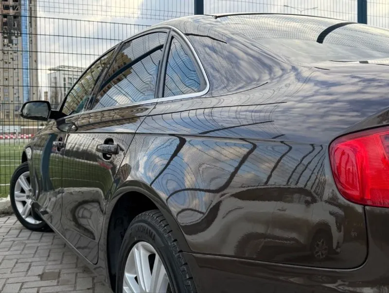 Продам audi a4 b8, 2012 года выпуска, объем двигателя 1.8 tfsi 160 л. с, автомат, родной пробег 195.000, комфортный, надежный седан. авто в идеальном состоянии как внешне так и технически, технически не требует вложений от слова совсем, авто полностью обслужен, двигатель работает тихо и ровно, без каких либо посторонних звуков, по ходовой части нечего не стучит, не гремит, электрика полностью вся в рабочем состоянии, работает каждая кнопка! кузов в идеале без нюансов, салон комбинированный, чистый опрятный, не прокуренный не затерт комплектация: бесключевой доступ, запуск двигателя старт стоп, парктроники с переди и зади, электро ручник, avto hold, датчик дождя и света, подогрев сидений, подогрев зеркал, подогрев переднего и заднего стекла, климат контроль 3-зонный, адаптивный свет, авто свет, омыватель фар, премиальная музыка, бортовой компьютер, и многое другое для комфортного вождения. по документам любой вид оформления. цена 1240.000 +79496935850 +79495644736 - фотография - 5