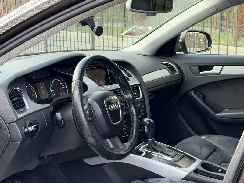 Продам audi a4 b8, 2012 года выпуска, объем двигателя 1.8 tfsi 160 л. с, автомат, родной пробег 195.000, комфортный, надежный седан. авто в идеальном состоянии как внешне так и технически, технически не требует вложений от слова совсем, авто полностью обслужен, двигатель работает тихо и ровно, без каких либо посторонних звуков, по ходовой части нечего не стучит, не гремит, электрика полностью вся в рабочем состоянии, работает каждая кнопка! кузов в идеале без нюансов, салон комбинированный, чистый опрятный, не прокуренный не затерт комплектация: бесключевой доступ, запуск двигателя старт стоп, парктроники с переди и зади, электро ручник, avto hold, датчик дождя и света, подогрев сидений, подогрев зеркал, подогрев переднего и заднего стекла, климат контроль 3-зонный, адаптивный свет, авто свет, омыватель фар, премиальная музыка, бортовой компьютер, и многое другое для комфортного вождения. по документам любой вид оформления. цена 1240.000 +79496935850 +79495644736 - фотография - 8