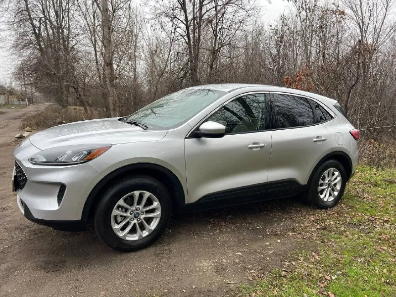 Срочно продам ford escape, цена снижена год выпуска: 11/2020 пробег: 16 000 км модификация: 1.5 (180 л. с.) тип двигателя: бензин коробка передач: 8-ступ. автомат привод: полный комплектация: se цвет: серый. один владелец. брал с пробегом 300км -датчик света слепых зон -удержание в полосе -круиз-контроль -климат-контроль -камера заднего вида -старт-стоп -apple carplay, android auto -подогрев сидений -электропривод сидений - комплект зимней резины в продаже ford escape в идеальном техническом и внешнем состоянии. состояние нового авто. авто в г. горловка, днр. цена: 2 350 000 рублей реальному покупателю торг контакты: феникс/телеграм: +7 949 589 12 99 телефон: +7 949 532 42 68 📞 🇷🇺 звоните: +79495891299 - фотография - 2
