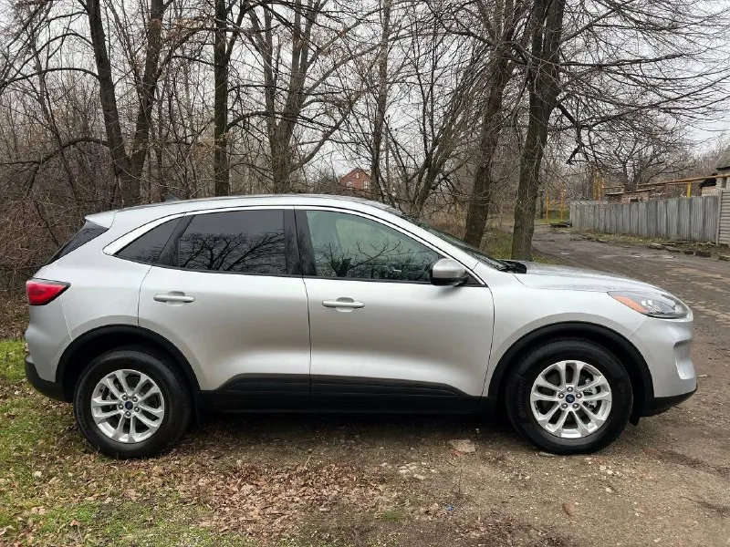 Срочно продам ford escape, цена снижена год выпуска: 11/2020 пробег: 16 000 км модификация: 1.5 (180 л. с.) тип двигателя: бензин коробка передач: 8-ступ. автомат привод: полный комплектация: se цвет: серый. один владелец. брал с пробегом 300км -датчик света слепых зон -удержание в полосе -круиз-контроль -климат-контроль -камера заднего вида -старт-стоп -apple carplay, android auto -подогрев сидений -электропривод сидений - комплект зимней резины в продаже ford escape в идеальном техническом и внешнем состоянии. состояние нового авто. авто в г. горловка, днр. цена: 2 350 000 рублей реальному покупателю торг контакты: феникс/телеграм: +7 949 589 12 99 телефон: +7 949 532 42 68 📞 🇷🇺 звоните: +79495891299 - фотография - 3
