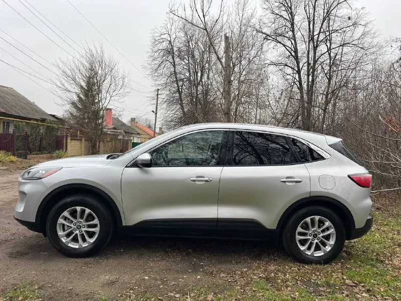 Срочно продам ford escape, цена снижена год выпуска: 11/2020 пробег: 16 000 км модификация: 1.5 (180 л. с.) тип двигателя: бензин коробка передач: 8-ступ. автомат привод: полный комплектация: se цвет: серый. один владелец. брал с пробегом 300км -датчик света слепых зон -удержание в полосе -круиз-контроль -климат-контроль -камера заднего вида -старт-стоп -apple carplay, android auto -подогрев сидений -электропривод сидений - комплект зимней резины в продаже ford escape в идеальном техническом и внешнем состоянии. состояние нового авто. авто в г. горловка, днр. цена: 2 350 000 рублей реальному покупателю торг контакты: феникс/телеграм: +7 949 589 12 99 телефон: +7 949 532 42 68 📞 🇷🇺 звоните: +79495891299 - фотография - 4