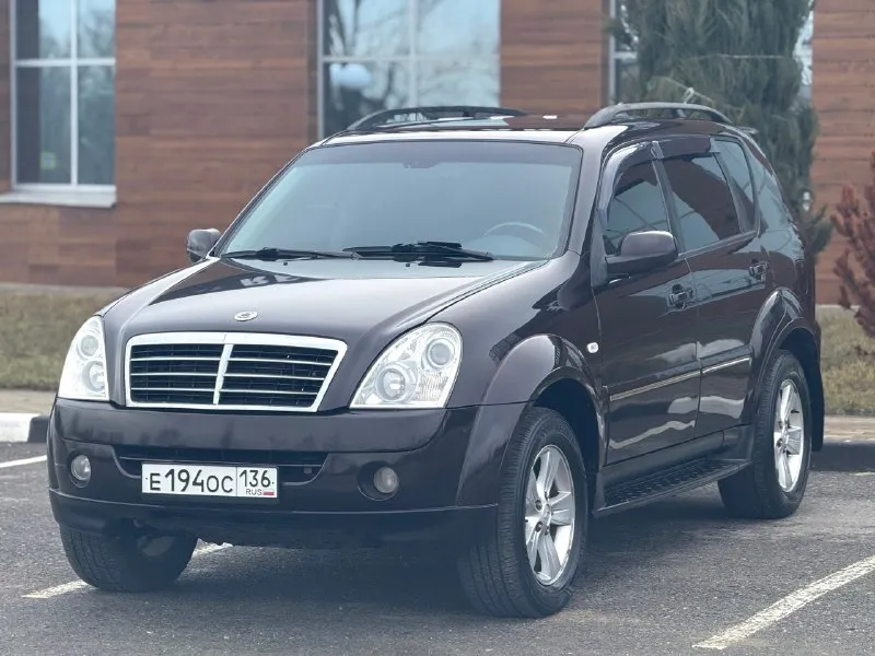 Продам рекса (rexton) 2008 г. в, пробег 214 тыс. рамный внедорожник в отличном состоянии, на данный момент никаких вложений не требуется. заводской окрас кузова, ржавчины и гнили нету. масла и фильтра заменены в январе. двигатель работает идеально! запуск моментальный, сухо везде, никаких соплей, что редкость для дизеля. автомат переключает едва заметно. установлен автозапуск, в багажном отсеке сделан “ровный“ пол для путешествий и раскладывания матраса. стоит сенсорный дисплей, навигация с громкой связью, камера заднего вида, турботаймер, два комплекта литых дисков, резина зимняя, летняя. максимальная комплектация: память сидений с электроприводом. , подогрев сидений, зеркал и лобового, мультируль, датчик дождя/света и т. д. территориально находится в г макеевка (центр) цена : 850.000 рублей. обмен не рассматриваю. контакты : +7(949)003-33-27, +7(979)028-27-27 📞 🇷🇺 звоните: +79490033327 - фотография - 1
