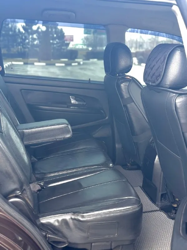 Продам рекса (rexton) 2008 г. в, пробег 214 тыс. рамный внедорожник в отличном состоянии, на данный момент никаких вложений не требуется. заводской окрас кузова, ржавчины и гнили нету. масла и фильтра заменены в январе. двигатель работает идеально! запуск моментальный, сухо везде, никаких соплей, что редкость для дизеля. автомат переключает едва заметно. установлен автозапуск, в багажном отсеке сделан “ровный“ пол для путешествий и раскладывания матраса. стоит сенсорный дисплей, навигация с громкой связью, камера заднего вида, турботаймер, два комплекта литых дисков, резина зимняя, летняя. максимальная комплектация: память сидений с электроприводом. , подогрев сидений, зеркал и лобового, мультируль, датчик дождя/света и т. д. территориально находится в г макеевка (центр) цена : 850.000 рублей. обмен не рассматриваю. контакты : +7(949)003-33-27, +7(979)028-27-27 📞 🇷🇺 звоните: +79490033327 - фотография - 10