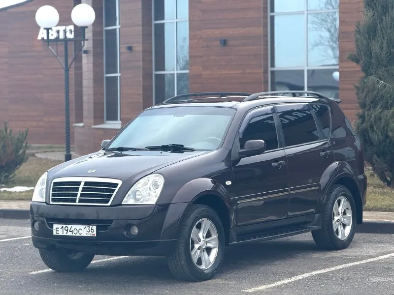Продам рекса (rexton) 2008 г. в, пробег 214 тыс. рамный внедорожник в отличном состоянии, на данный момент никаких вложений не требуется. заводской окрас кузова, ржавчины и гнили нету. масла и фильтра заменены в январе. двигатель работает идеально! запуск моментальный, сухо везде, никаких соплей, что редкость для дизеля. автомат переключает едва заметно. установлен автозапуск, в багажном отсеке сделан “ровный“ пол для путешествий и раскладывания матраса. стоит сенсорный дисплей, навигация с громкой связью, камера заднего вида, турботаймер, два комплекта литых дисков, резина зимняя, летняя. максимальная комплектация: память сидений с электроприводом. , подогрев сидений, зеркал и лобового, мультируль, датчик дождя/света и т. д. территориально находится в г макеевка (центр) цена : 850.000 рублей. обмен не рассматриваю. контакты : +7(949)003-33-27, +7(979)028-27-27 📞 🇷🇺 звоните: +79490033327 - фотография - 2