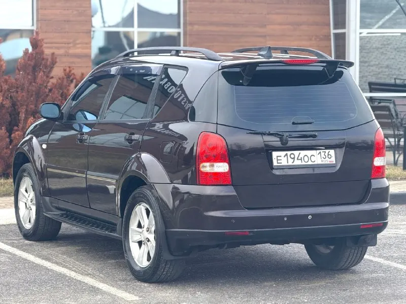 Продам рекса (rexton) 2008 г. в, пробег 214 тыс. рамный внедорожник в отличном состоянии, на данный момент никаких вложений не требуется. заводской окрас кузова, ржавчины и гнили нету. масла и фильтра заменены в январе. двигатель работает идеально! запуск моментальный, сухо везде, никаких соплей, что редкость для дизеля. автомат переключает едва заметно. установлен автозапуск, в багажном отсеке сделан “ровный“ пол для путешествий и раскладывания матраса. стоит сенсорный дисплей, навигация с громкой связью, камера заднего вида, турботаймер, два комплекта литых дисков, резина зимняя, летняя. максимальная комплектация: память сидений с электроприводом. , подогрев сидений, зеркал и лобового, мультируль, датчик дождя/света и т. д. территориально находится в г макеевка (центр) цена : 850.000 рублей. обмен не рассматриваю. контакты : +7(949)003-33-27, +7(979)028-27-27 📞 🇷🇺 звоните: +79490033327 - фотография - 3