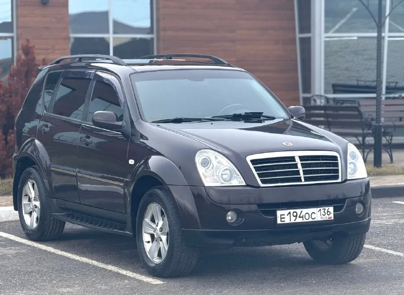 Продам рекса (rexton) 2008 г. в, пробег 214 тыс. рамный внедорожник в отличном состоянии, на данный момент никаких вложений не требуется. заводской окрас кузова, ржавчины и гнили нету. масла и фильтра заменены в январе. двигатель работает идеально! запуск моментальный, сухо везде, никаких соплей, что редкость для дизеля. автомат переключает едва заметно. установлен автозапуск, в багажном отсеке сделан “ровный“ пол для путешествий и раскладывания матраса. стоит сенсорный дисплей, навигация с громкой связью, камера заднего вида, турботаймер, два комплекта литых дисков, резина зимняя, летняя. максимальная комплектация: память сидений с электроприводом. , подогрев сидений, зеркал и лобового, мультируль, датчик дождя/света и т. д. территориально находится в г макеевка (центр) цена : 850.000 рублей. обмен не рассматриваю. контакты : +7(949)003-33-27, +7(979)028-27-27 📞 🇷🇺 звоните: +79490033327 - фотография - 4