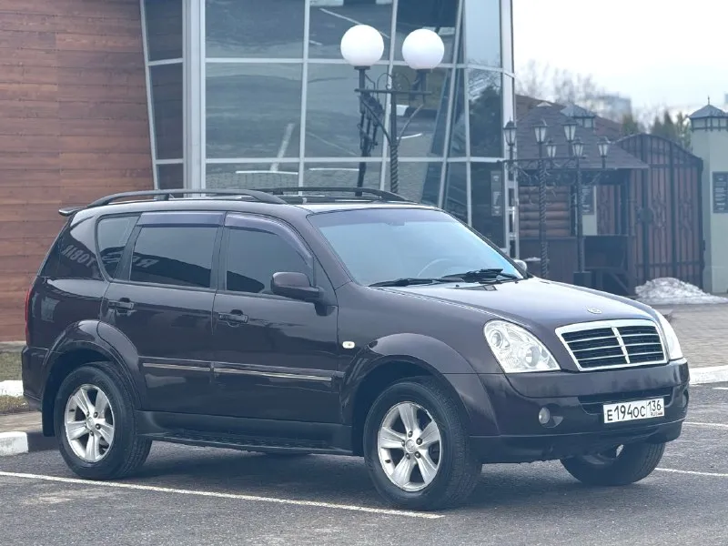 Продам рекса (rexton) 2008 г. в, пробег 214 тыс. рамный внедорожник в отличном состоянии, на данный момент никаких вложений не требуется. заводской окрас кузова, ржавчины и гнили нету. масла и фильтра заменены в январе. двигатель работает идеально! запуск моментальный, сухо везде, никаких соплей, что редкость для дизеля. автомат переключает едва заметно. установлен автозапуск, в багажном отсеке сделан “ровный“ пол для путешествий и раскладывания матраса. стоит сенсорный дисплей, навигация с громкой связью, камера заднего вида, турботаймер, два комплекта литых дисков, резина зимняя, летняя. максимальная комплектация: память сидений с электроприводом. , подогрев сидений, зеркал и лобового, мультируль, датчик дождя/света и т. д. территориально находится в г макеевка (центр) цена : 850.000 рублей. обмен не рассматриваю. контакты : +7(949)003-33-27, +7(979)028-27-27 📞 🇷🇺 звоните: +79490033327 - фотография - 5