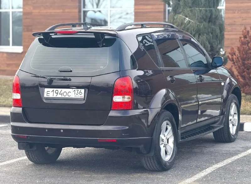 Продам рекса (rexton) 2008 г. в, пробег 214 тыс. рамный внедорожник в отличном состоянии, на данный момент никаких вложений не требуется. заводской окрас кузова, ржавчины и гнили нету. масла и фильтра заменены в январе. двигатель работает идеально! запуск моментальный, сухо везде, никаких соплей, что редкость для дизеля. автомат переключает едва заметно. установлен автозапуск, в багажном отсеке сделан “ровный“ пол для путешествий и раскладывания матраса. стоит сенсорный дисплей, навигация с громкой связью, камера заднего вида, турботаймер, два комплекта литых дисков, резина зимняя, летняя. максимальная комплектация: память сидений с электроприводом. , подогрев сидений, зеркал и лобового, мультируль, датчик дождя/света и т. д. территориально находится в г макеевка (центр) цена : 850.000 рублей. обмен не рассматриваю. контакты : +7(949)003-33-27, +7(979)028-27-27 📞 🇷🇺 звоните: +79490033327 - фотография - 6