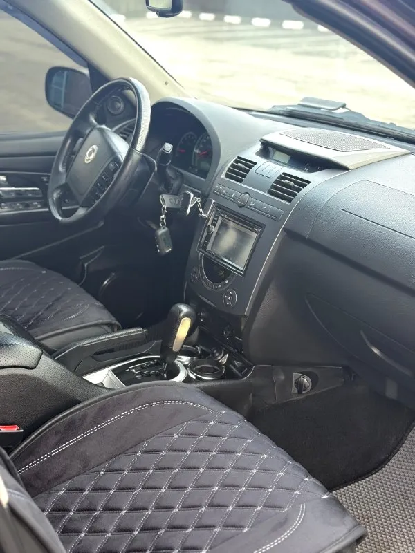 Продам рекса (rexton) 2008 г. в, пробег 214 тыс. рамный внедорожник в отличном состоянии, на данный момент никаких вложений не требуется. заводской окрас кузова, ржавчины и гнили нету. масла и фильтра заменены в январе. двигатель работает идеально! запуск моментальный, сухо везде, никаких соплей, что редкость для дизеля. автомат переключает едва заметно. установлен автозапуск, в багажном отсеке сделан “ровный“ пол для путешествий и раскладывания матраса. стоит сенсорный дисплей, навигация с громкой связью, камера заднего вида, турботаймер, два комплекта литых дисков, резина зимняя, летняя. максимальная комплектация: память сидений с электроприводом. , подогрев сидений, зеркал и лобового, мультируль, датчик дождя/света и т. д. территориально находится в г макеевка (центр) цена : 850.000 рублей. обмен не рассматриваю. контакты : +7(949)003-33-27, +7(979)028-27-27 📞 🇷🇺 звоните: +79490033327 - фотография - 9