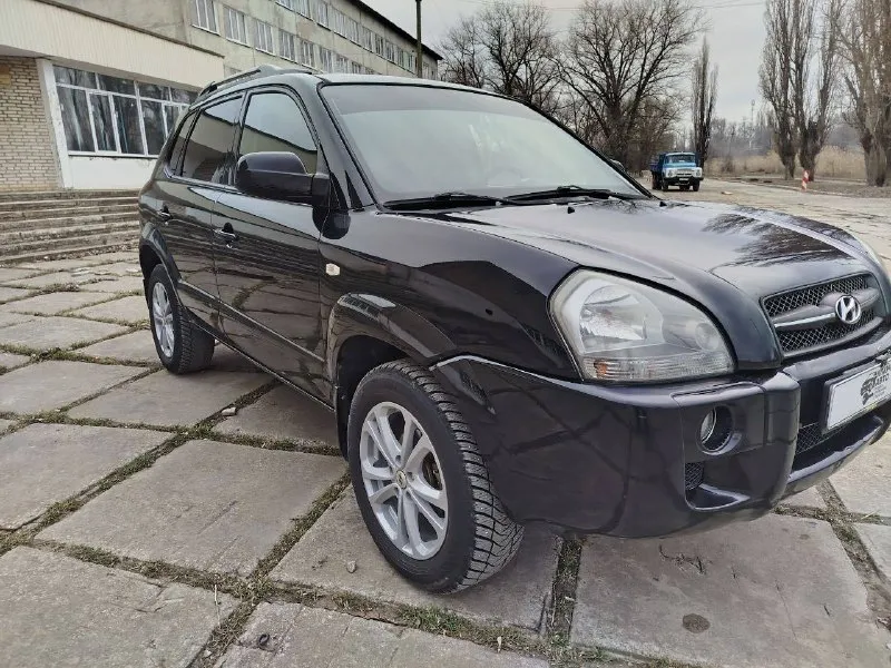 🔵 hyundai tucson, 2008 год выпуска. 🤑 цена: 850.000 рублей • объём двигателя: 2.0 л. • пробег: 160.000 км. • коробка: механика, 5 ступка. ➡️по машине: автомобиль в отличном состоянии как технически, так и внешне! без дтп, бережное использование - присутствует автотека по запросу. комплектация: ✅ кондиционер ✅ климат контроль ✅ подогревы сидений, зон дворников, стёкл и зеркал ✅ полный стеклопакет ✅ парктроники ✅ легкоспалвные диски + новая зимняя резина ✅ сочный чёрный цвет ✅ родной окрас ✅ зеленая автотека ❗️юридически автомобиль чист, без штрафов и запретов. по необходимости - предоставлю видео отчёт по автомобилю. 🏢 город: амвросиевка. 🚗 есть доставка в ваш город лднр по договоренности. 🤙 телефоны для связи: +79490789890 +79493391770 ✅ telegram и whats`app к номерам привязаны, мах телефон включен всегда! 📞 звоните: +7(949)0789890 - фотография - 2