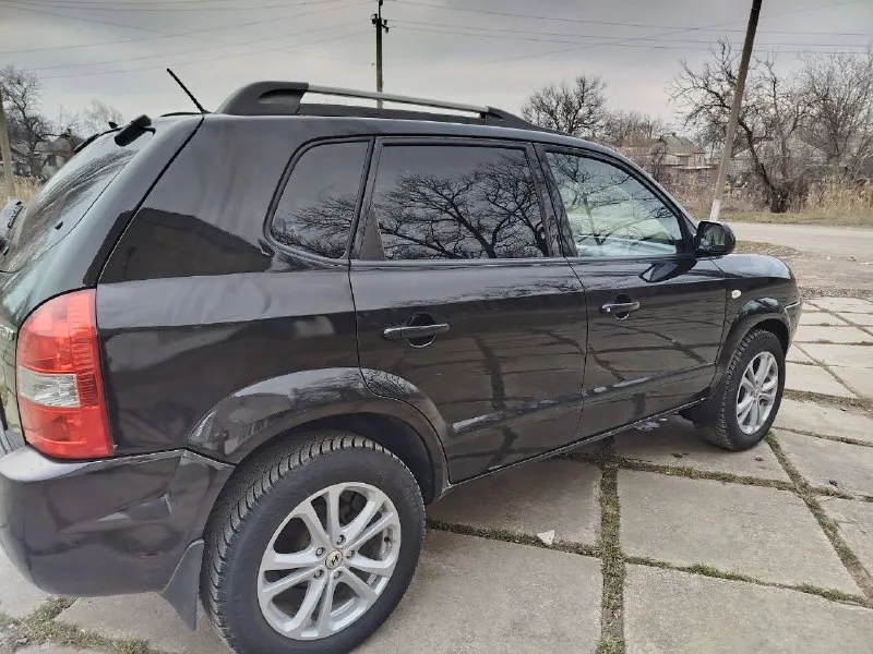 🔵 hyundai tucson, 2008 год выпуска. 🤑 цена: 850.000 рублей • объём двигателя: 2.0 л. • пробег: 160.000 км. • коробка: механика, 5 ступка. ➡️по машине: автомобиль в отличном состоянии как технически, так и внешне! без дтп, бережное использование - присутствует автотека по запросу. комплектация: ✅ кондиционер ✅ климат контроль ✅ подогревы сидений, зон дворников, стёкл и зеркал ✅ полный стеклопакет ✅ парктроники ✅ легкоспалвные диски + новая зимняя резина ✅ сочный чёрный цвет ✅ родной окрас ✅ зеленая автотека ❗️юридически автомобиль чист, без штрафов и запретов. по необходимости - предоставлю видео отчёт по автомобилю. 🏢 город: амвросиевка. 🚗 есть доставка в ваш город лднр по договоренности. 🤙 телефоны для связи: +79490789890 +79493391770 ✅ telegram и whats`app к номерам привязаны, мах телефон включен всегда! 📞 звоните: +7(949)0789890 - фотография - 3