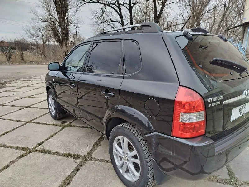 🔵 hyundai tucson, 2008 год выпуска. 🤑 цена: 850.000 рублей • объём двигателя: 2.0 л. • пробег: 160.000 км. • коробка: механика, 5 ступка. ➡️по машине: автомобиль в отличном состоянии как технически, так и внешне! без дтп, бережное использование - присутствует автотека по запросу. комплектация: ✅ кондиционер ✅ климат контроль ✅ подогревы сидений, зон дворников, стёкл и зеркал ✅ полный стеклопакет ✅ парктроники ✅ легкоспалвные диски + новая зимняя резина ✅ сочный чёрный цвет ✅ родной окрас ✅ зеленая автотека ❗️юридически автомобиль чист, без штрафов и запретов. по необходимости - предоставлю видео отчёт по автомобилю. 🏢 город: амвросиевка. 🚗 есть доставка в ваш город лднр по договоренности. 🤙 телефоны для связи: +79490789890 +79493391770 ✅ telegram и whats`app к номерам привязаны, мах телефон включен всегда! 📞 звоните: +7(949)0789890 - фотография - 4
