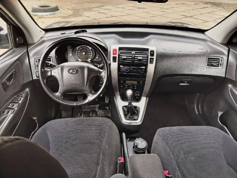 🔵 hyundai tucson, 2008 год выпуска. 🤑 цена: 850.000 рублей • объём двигателя: 2.0 л. • пробег: 160.000 км. • коробка: механика, 5 ступка. ➡️по машине: автомобиль в отличном состоянии как технически, так и внешне! без дтп, бережное использование - присутствует автотека по запросу. комплектация: ✅ кондиционер ✅ климат контроль ✅ подогревы сидений, зон дворников, стёкл и зеркал ✅ полный стеклопакет ✅ парктроники ✅ легкоспалвные диски + новая зимняя резина ✅ сочный чёрный цвет ✅ родной окрас ✅ зеленая автотека ❗️юридически автомобиль чист, без штрафов и запретов. по необходимости - предоставлю видео отчёт по автомобилю. 🏢 город: амвросиевка. 🚗 есть доставка в ваш город лднр по договоренности. 🤙 телефоны для связи: +79490789890 +79493391770 ✅ telegram и whats`app к номерам привязаны, мах телефон включен всегда! 📞 звоните: +7(949)0789890 - фотография - 7
