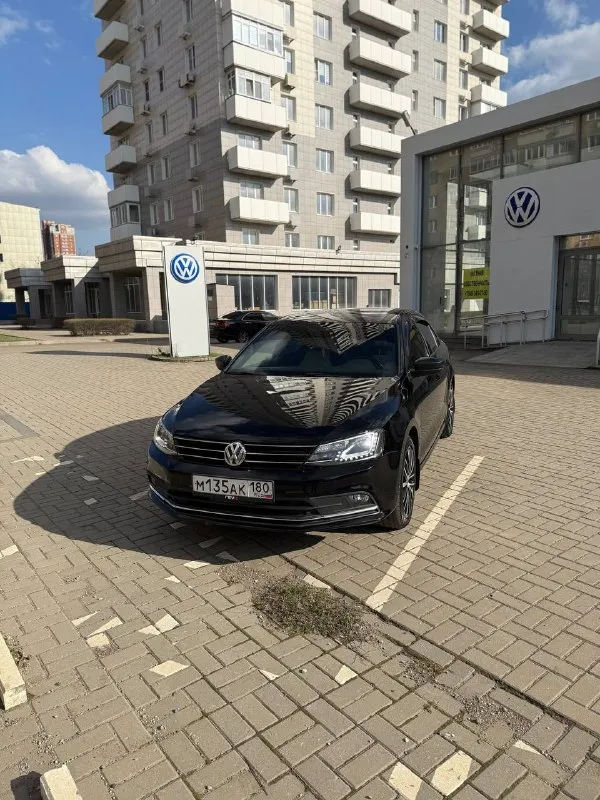 Volkswagen jetta 1.8at, 2016 года, комплектация sport пробег: 193 тыс. цена: 1,45 млн. (торг уместен). комплектация: подогрев сидений и зеркал, кнопка старт-стоп, черный потолок, кожаный салон, оригинальные r17, led фары, carplay, камера заднего вида, кондиционер. тел. : +79493605378 📞 звоните: +7(949)3605378 - фотография - 1