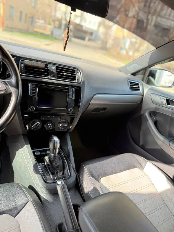Volkswagen jetta 1.8at, 2016 года, комплектация sport пробег: 193 тыс. цена: 1,45 млн. (торг уместен). комплектация: подогрев сидений и зеркал, кнопка старт-стоп, черный потолок, кожаный салон, оригинальные r17, led фары, carplay, камера заднего вида, кондиционер. тел. : +79493605378 📞 звоните: +7(949)3605378 - фотография - 10