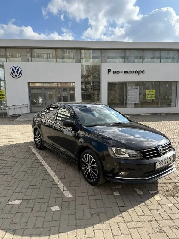 Volkswagen jetta 1.8at, 2016 года, комплектация sport пробег: 193 тыс. цена: 1,45 млн. (торг уместен). комплектация: подогрев сидений и зеркал, кнопка старт-стоп, черный потолок, кожаный салон, оригинальные r17, led фары, carplay, камера заднего вида, кондиционер. тел. : +79493605378 📞 звоните: +7(949)3605378 - фотография - 2